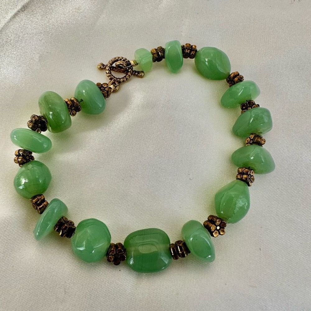 Green and gold tone beaded bracelet